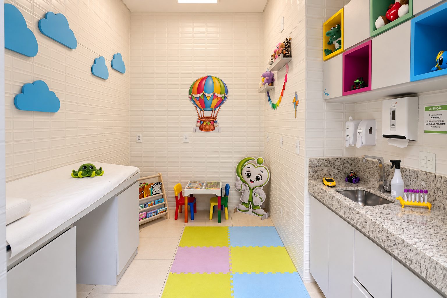 Sala de coleta infantil decorada com nuvens, brinquedos e o mascote Joca